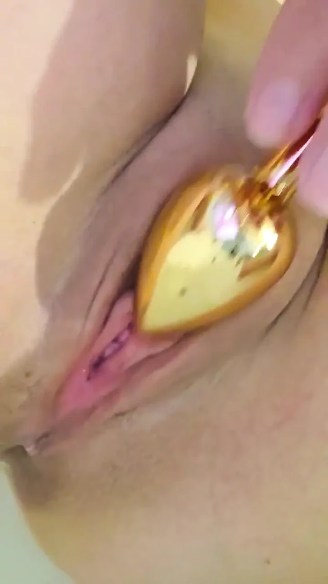 性感熟女在浴缸里把肛塞插入她裸露的阴户...
