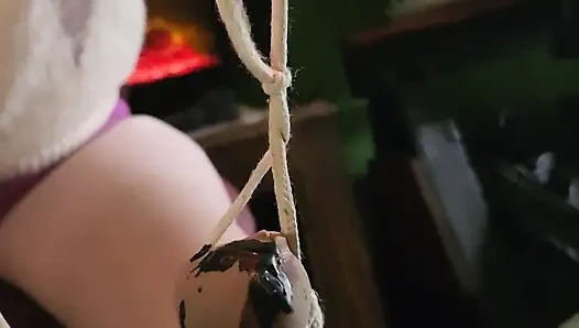 Хорошая девушка шкалы справедливости, пытка яиц и члена