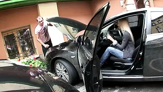 Heißes blondes teen nimmt einen großen harten schwanz in den arsch