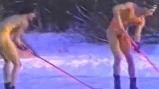 アイスホッケーをする裸の男-ちょっと肌寒いね！