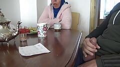 चौहा!! फडिय़ा!! मैं अपने दोस्त की मोरक्कन नानी को अपना लंड दिखाती हूं!!