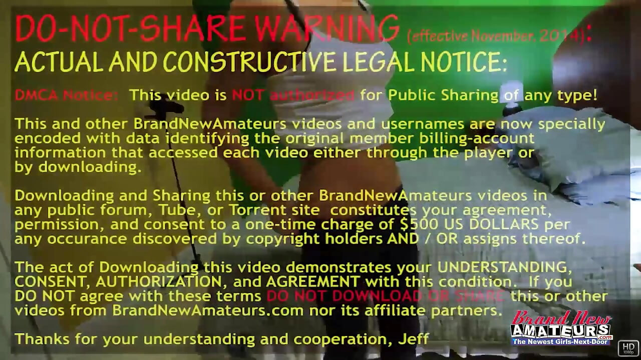 Pequena morena safada Carmen cavalga e ordenha um pau com sua porta dos fundos!