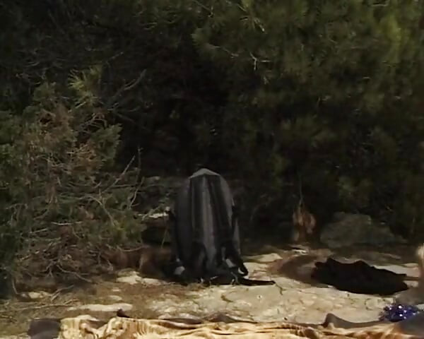 Spanyolországban forró napsütésben, leszbikusok, nézők, a medence mellett