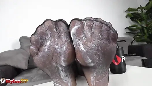 Esmer baştan çıkarıcı kadın kölesini ayak masajı için ayak kremi kullanarak baştan çıkarıyor