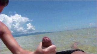 Blonde strandslet neukt en zuigt vriendje op het strand