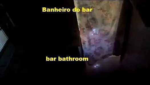 Yaramaz kız barzinho'nun erkekler tuvaletine giriyor!
