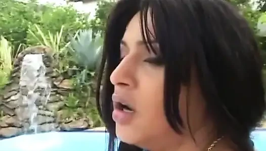 Bronzlaşmış latin travesti göt ve sevgilisi yüzme havuzunda sikişiyor