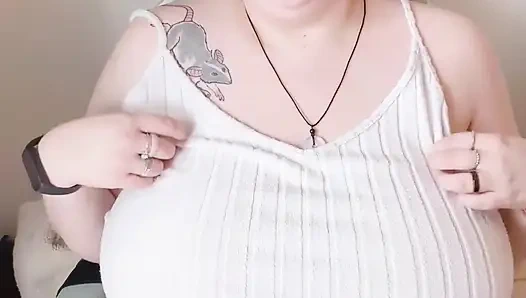 Bakış açısı rol yapma oyunu oynarken dev göğüsleri teşhir ediyor