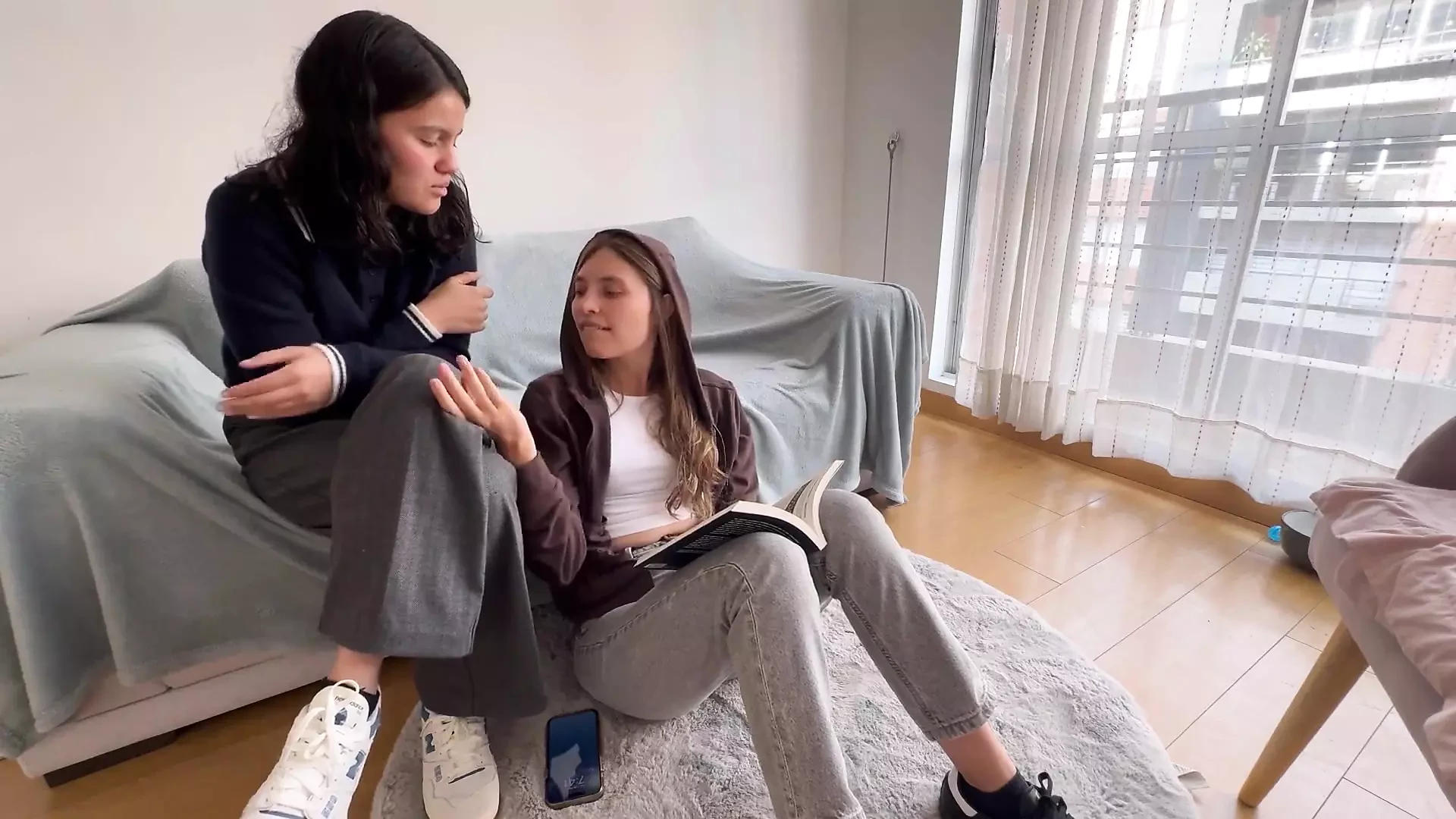 Két dögös nő új dolgokat próbál ki