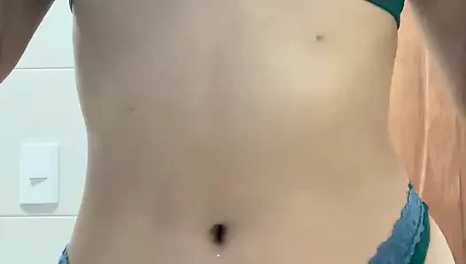 Kakak Tiri Mengirimi Saya Video Dengan Piyama Masturbasi