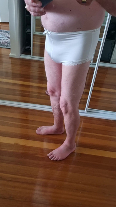 白色內褲，適合鬆弛的小雞巴