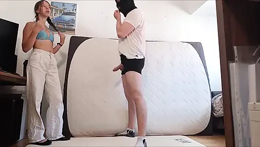 Harte tritte von ihr in die bälle