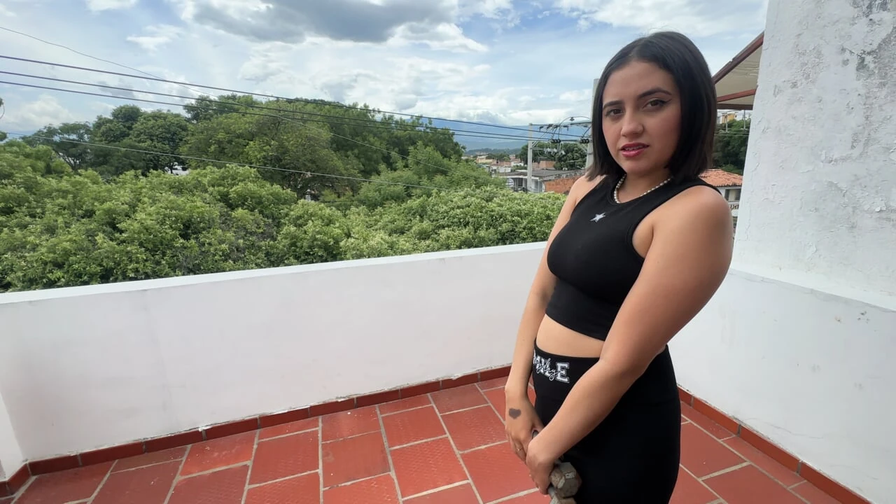 while I exercise on the roof, my horny neighbor comes to greet me I end up inviting him to my house and everything gets out of