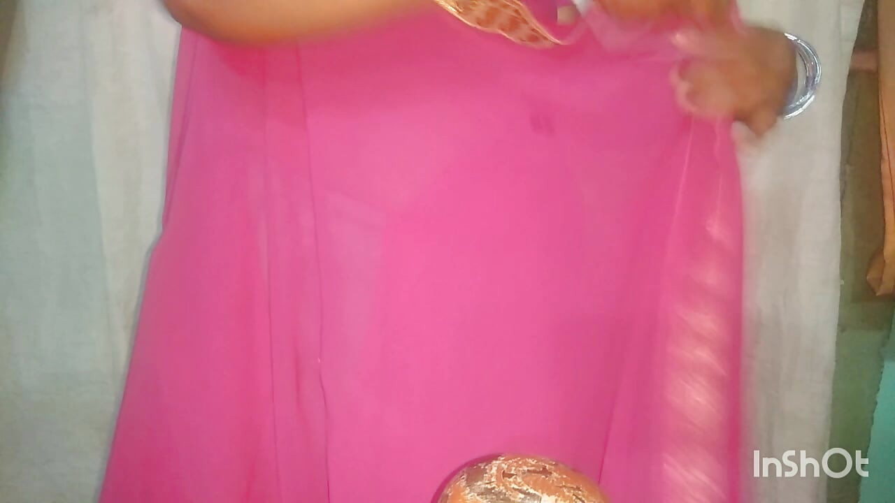 Une amie tamoule se baigne et se change de sari en pressant un jeune homme