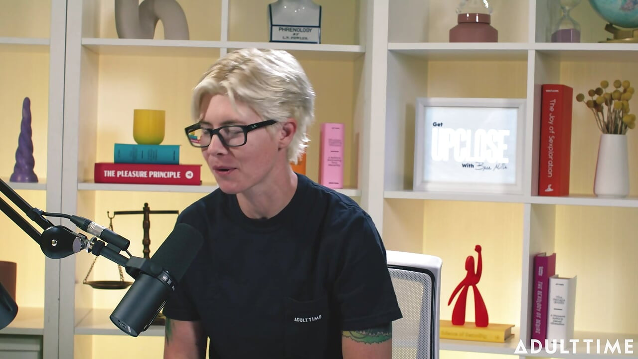 Khloe Kingsley ruiskuttaa kameraan ja punaisia lippuja aikuisten aikapodcastissa