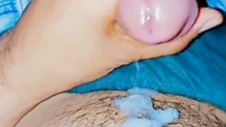 Branlette indienne avec une bite noire, masturbation et grosse éjaculation
