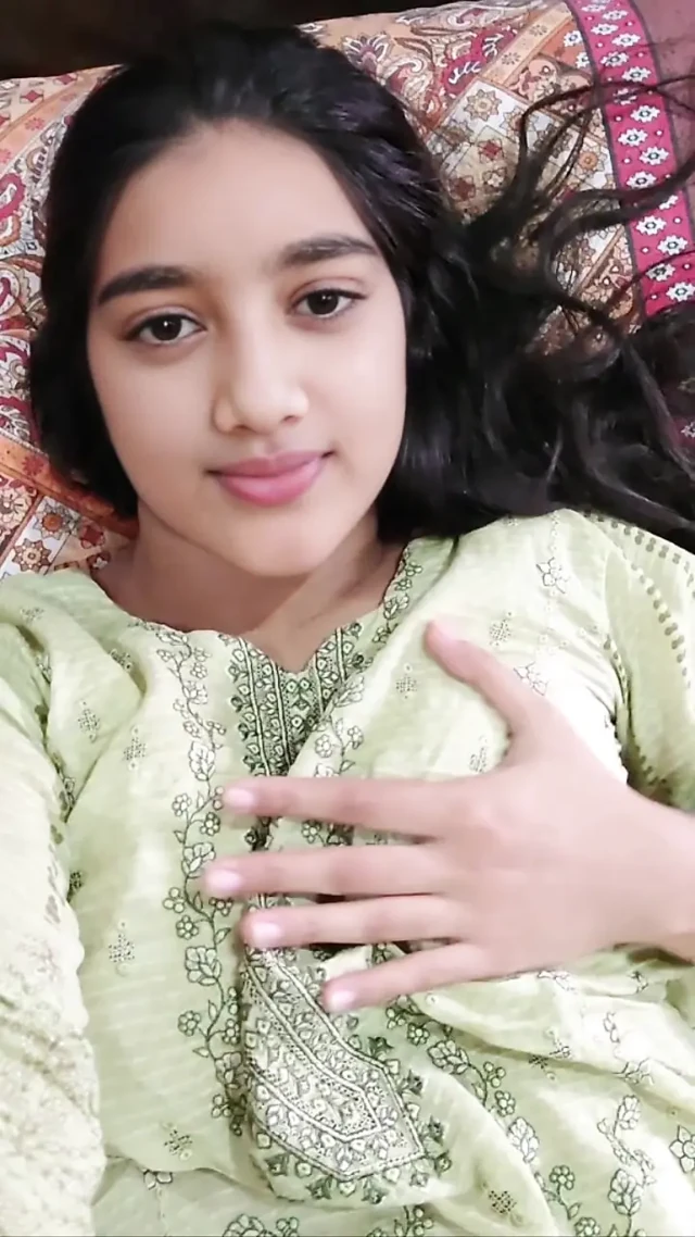 Desi village girl fuck horny pussy by fingering and showing boobs and play with fingering video