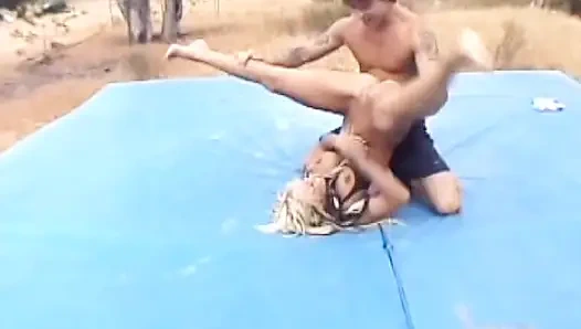 Perfektes französisches schätzchen, draußen gefickt