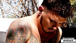 L'atleta tatuato di Southernstrokes Seth Knight si masturba da solo
