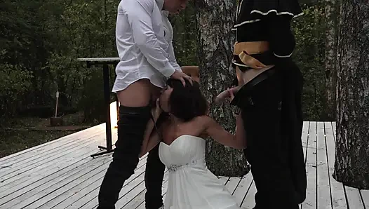 Sepertinya pernikahan tidak berjalan sesuai dengan rencana? Atau threesome yang seharusnya seperti itu?