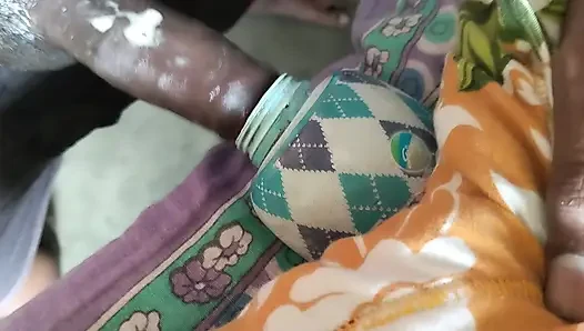 Kocam şişeye yarak sokuyor ve yumruğunu yumruklıyor