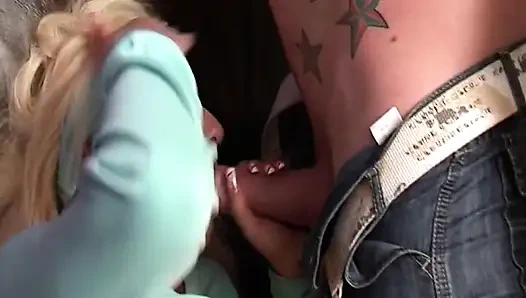 Милфа-блондинка фистит мокрую киску и взрывоопасно сквиртует с чудовищными дилдо!