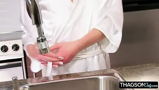 Cewek hot rambut cokelat lagi asik masturbasi dengan ganas sampai muncrat banyak banget di dapur