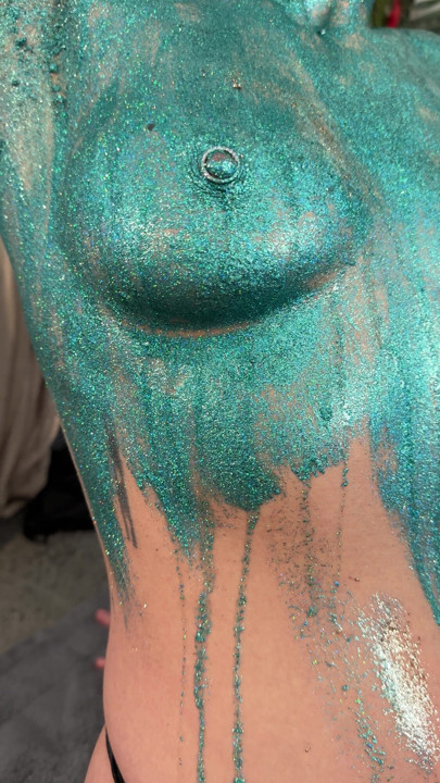 Jeg maler den nakne kroppen til klassekameraten min og prøver å ta på brystvortene hennes og forføre henne