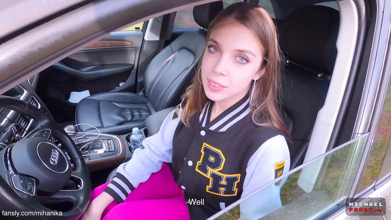 幸运的陌生人在公园里遇到了放荡的Mihanika69