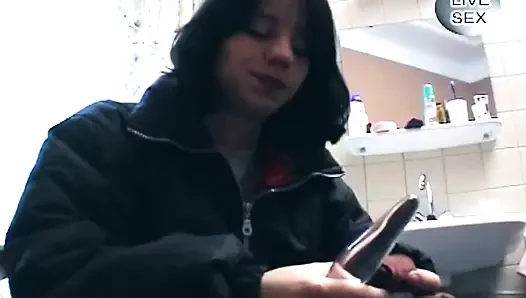 Memek becek cewek hot rambut cokelat ini lagi asik muasin memek beceknya pakai dildo ukuran XL