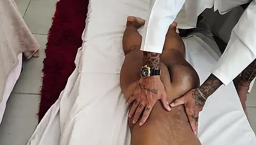 Ungezogene Therapeutin-Masseurin hatte Sex mit Zwerg