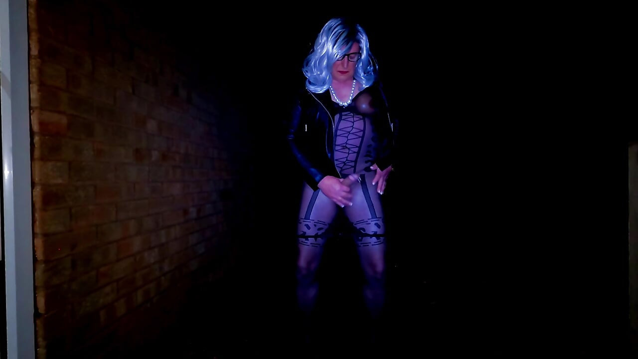 แต่งตัวข้ามเพศมือสมัครเล่นช่วยตัวเองนอกบ้านในถุงน่องหุ่นเซ็กซี่