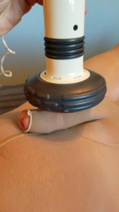 Penggetar pada zakar bersurat pantyhose (tiada air mani)