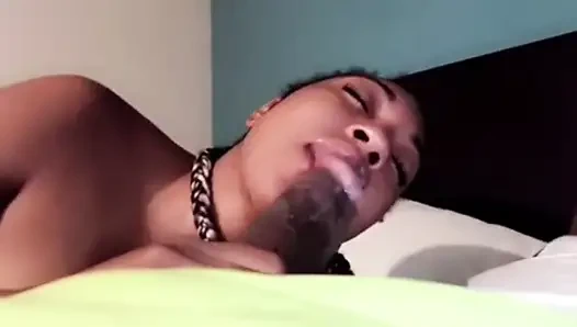 Pantat bahenol cewek kulit hitam ini dikasih pelatihan tenggorokan sama ayah tirinya sendiri!