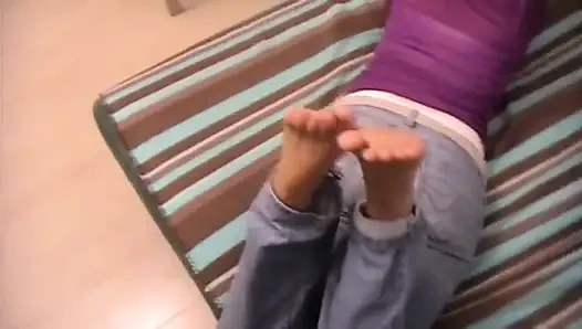 Gazete okumak ve rahatlatıcı yorgun ayaklar