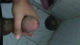 Szarpanie cum w łazience