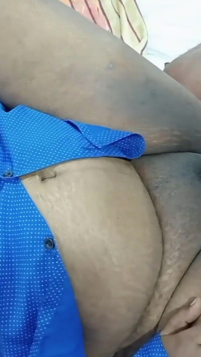 Momento epico da "Il fratellastro che ha avvolto la sua sorellastra nel suo armadio in cerca del suo reggiseno, all'improvviso le ha messo le tette e"