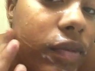 Ebony menggunakan cum sebagai pelembab wajah