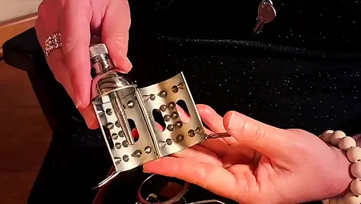 Домина госпожа April, недостойная рабыня трахается с дилдо