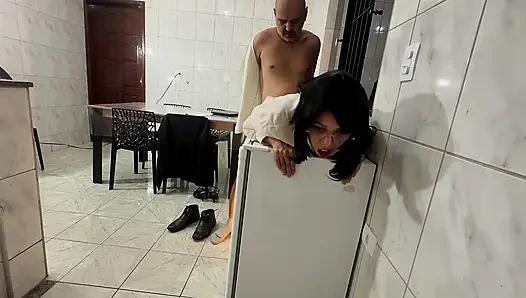 Sekreter götüne tokat atarak ve dölleme ile anal penetrasyonla şaşırıyor.
