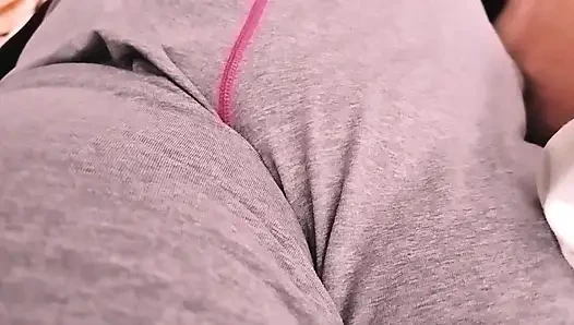 pacarku sambil pakai piyamanya sampai dia melucuti pakaiannya sendiri!