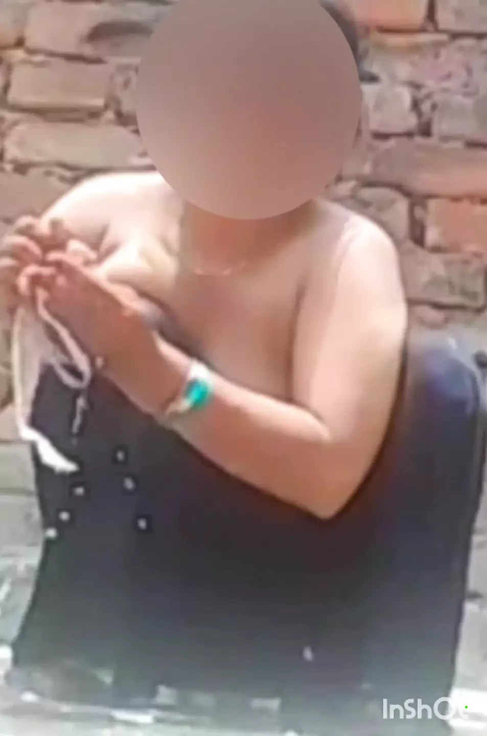Hot desi girl has gone to take bath after doing housework, neighbor's house neighbor ne haat
