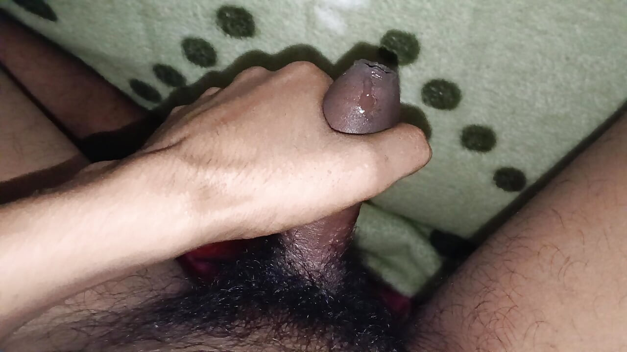 Kannada dečko jutarnje sazrijevanje u spavaćoj sobi