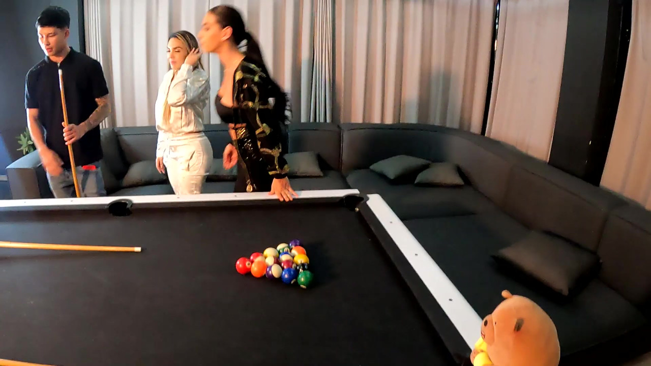 和两个令人难以置信的拉丁女郎在台球桌上玩3P
