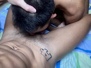 Un couple gay poilu, excité et coquin, baise torride