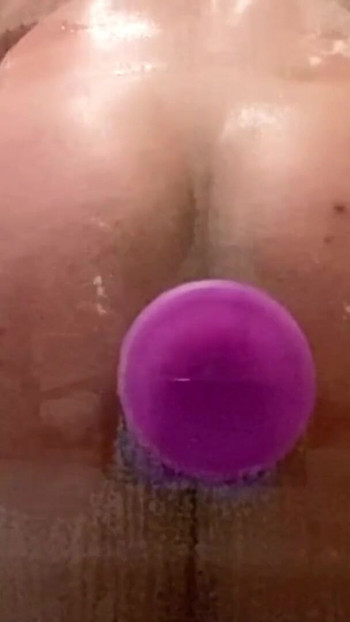 Zadivljujući trenutak iz "Velika mjehurićasta guza jebe dildo uz staklo"