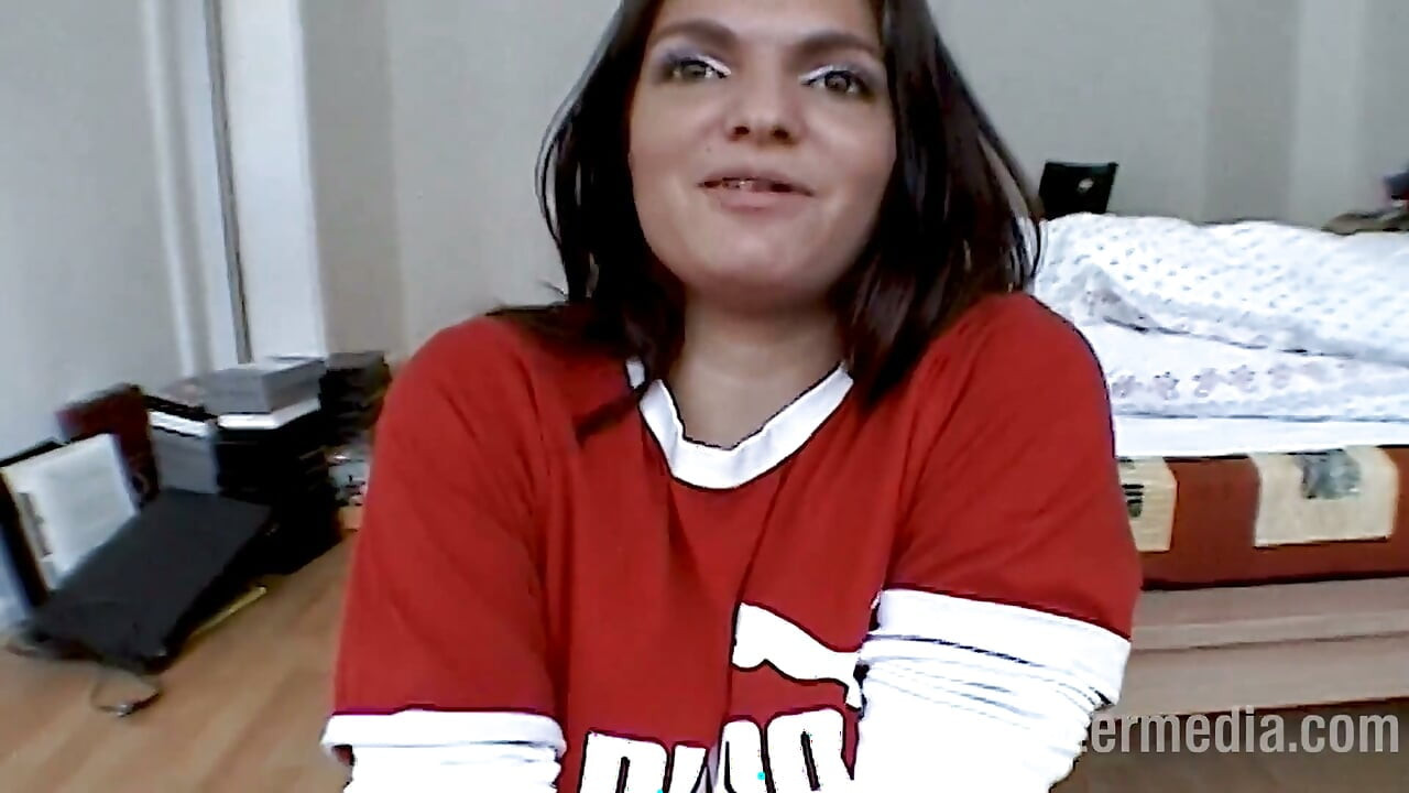 棕发女人性交妻子用舌猛舔粗壮的阴茎