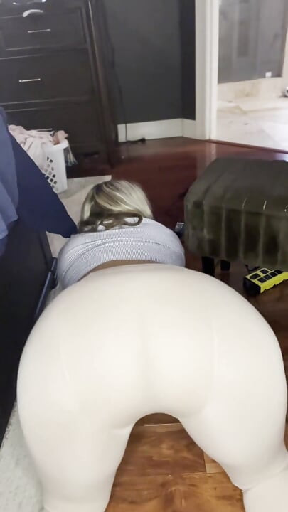 Macocha konna znajduje pasierba węszącego spodnie konne