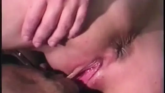 Sarışın fahişe çatıda büyük siyah yarağı emiyor ve sikiyor