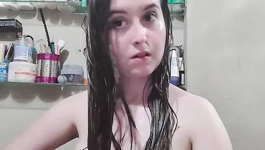 Gara-gara kesal banget sih, cewek ini kesal banget memeknya pakai sikat gigi